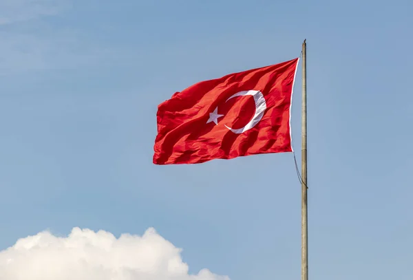 Rudá Turecká Vlajka Měsícem Hvězdou Vlajkovém Stožáru — Stock fotografie