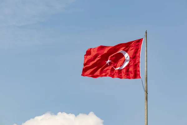 Rudá Turecká Vlajka Měsícem Hvězdou Vlajkovém Stožáru — Stock fotografie