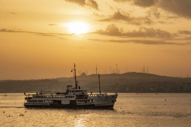 istanbul,türkiye-25 Nisan 2019. istanbul'da gün doğumu ve şehir hatları feribot ile cityscape.