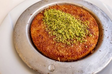 Türk Knefe, sıcak ve peynirli Güneydoğu tatlı