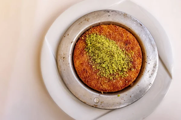 Türk Knefe, sıcak ve peynirli Güneydoğu tatlı