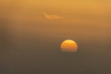 gün doğumu ve bulutların arkasında güneş