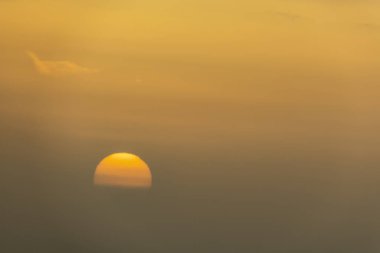 gün doğumu ve bulutların arkasında güneş