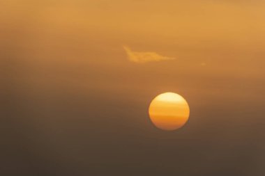 gün doğumu ve bulutların arkasında güneş