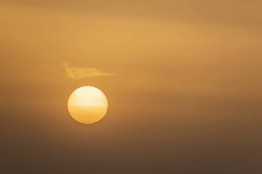 gün doğumu ve bulutların arkasında güneş