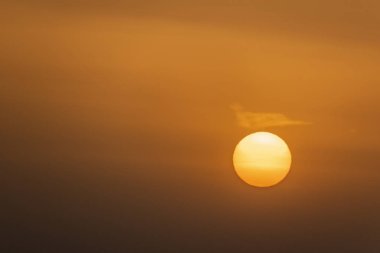 gün doğumu ve bulutların arkasında güneş