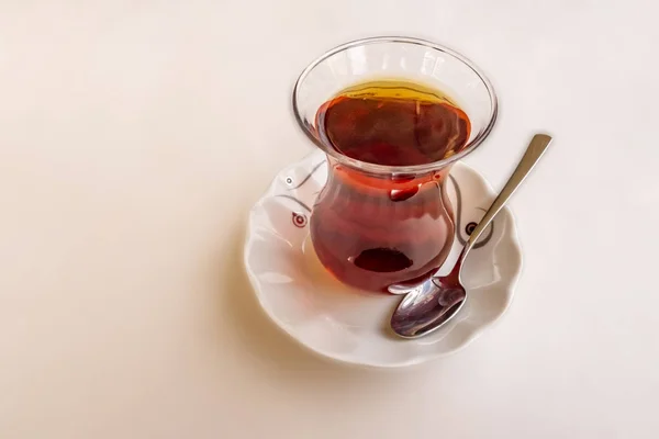 トルコの伝統的な飲み物 ガラスのコップでトルコの紅茶 — ストック写真