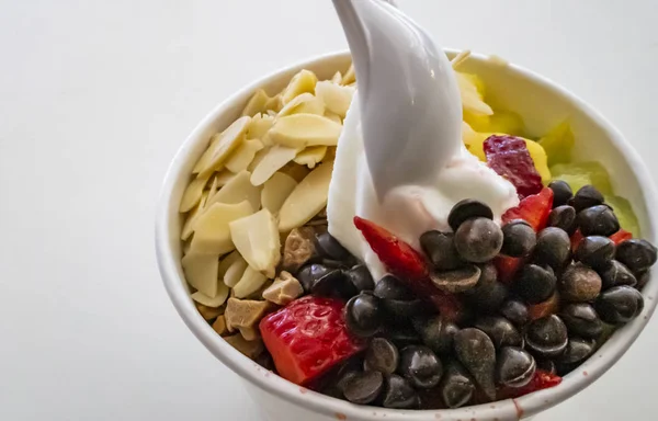 Menutup Yoghurt Dengan Kacang Campuran Buah Buahan Dan Tetes Cokelat — Stok Foto