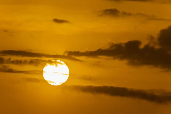 Ανατολή Και Τον Ήλιο Πίσω Από Σύννεφα — Φωτογραφία Αρχείου
