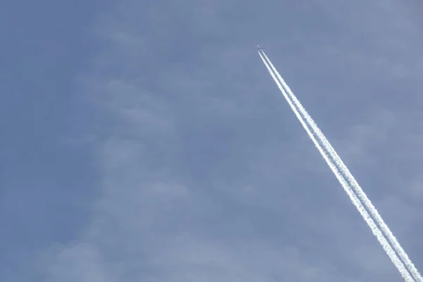 Samolot Leci Dużych Wysokościach Błękitne Niebo — Zdjęcie stockowe