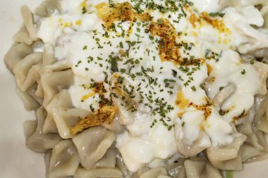 Türk mantısı. Manti en sevilen Türk geleneksel yemeklerinden biridir.