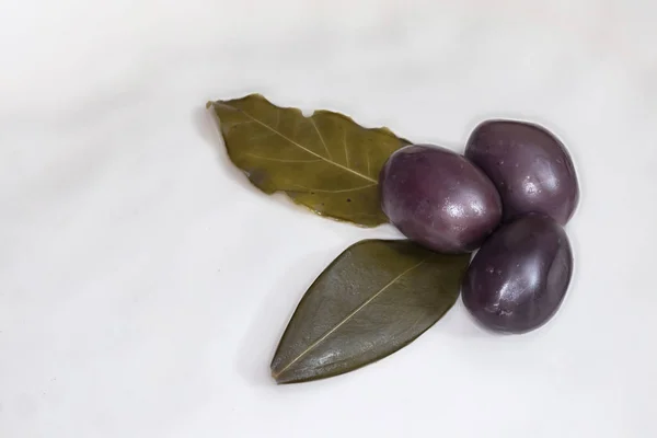 Cerca Listo Para Comer Aceitunas Negras Con Hojas Verdes Plato — Foto de Stock