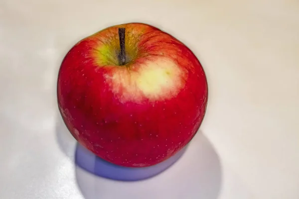 Cerca Listo Para Comer Manzana Roja —  Fotos de Stock