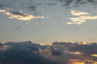 gökyüzü bulutlu havalarda, Hava hareketleri