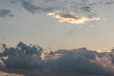 gökyüzü bulutlu havalarda, Hava hareketleri