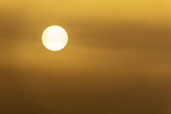 日出和清晨的太阳在天空 — 图库照片