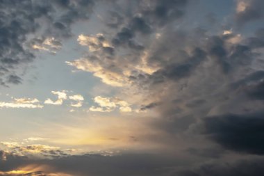 gökyüzü bulutlu havalarda, Hava hareketleri