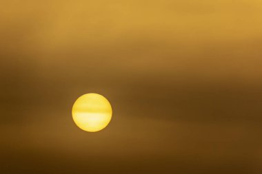 gökyüzünde gündoğumu ve sabah güneşi