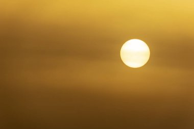 gökyüzünde gündoğumu ve sabah güneşi