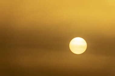 gökyüzünde gündoğumu ve sabah güneşi