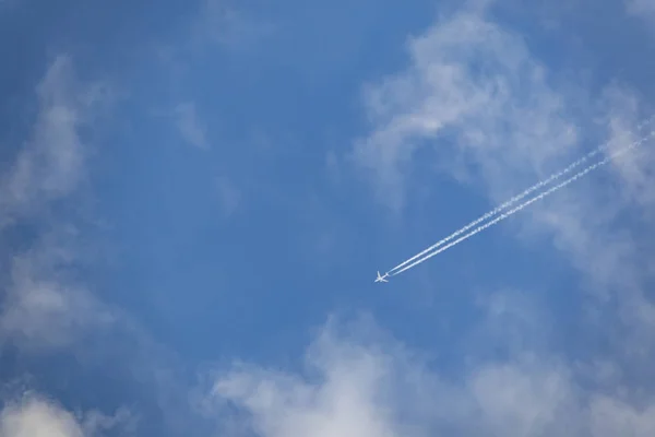 Avión Que Vuela Gran Altitud Cielo Azul Claro — Foto de Stock