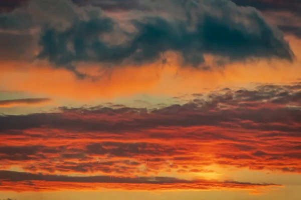 Prachtvolle Bunte Wolken Abendhimmel — Stockfoto