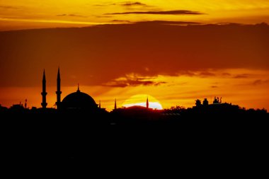 istanbul da cami ile gündoğumu ve şehir silueti