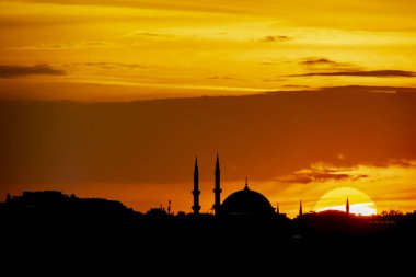 istanbul da cami ile gündoğumu ve şehir silueti