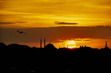 istanbul da cami ile gündoğumu ve şehir silueti