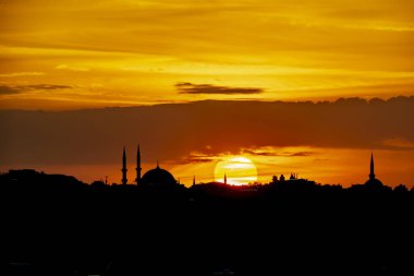 istanbul da cami ile gündoğumu ve şehir silueti