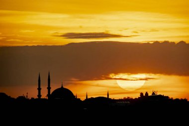 istanbul da cami ile gündoğumu ve şehir silueti