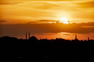 istanbul da cami ile gündoğumu ve şehir silueti