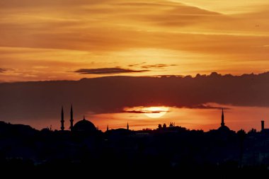 istanbul da cami ile gündoğumu ve şehir silueti