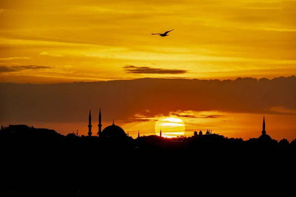 Nascer Sol Silhueta Cidade Com Mesquita Istanbul — Fotografia de Stock