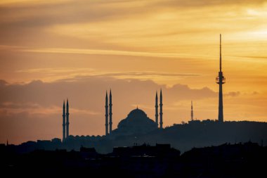 istanbul da cami ile gündoğumu ve şehir silueti