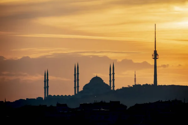 Ανατολή Και Την Πόλη Σιλουέτα Τζαμί Στην Κωνσταντινούπολη — Φωτογραφία Αρχείου