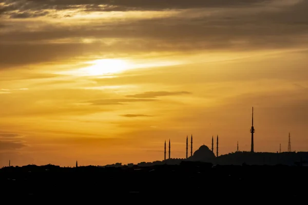 Istanbul Cami Ile Gündoğumu Şehir Silueti — Stok fotoğraf
