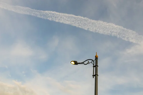 Ciel Bleu Lampadaire Dans Nature — Photo