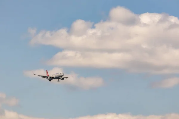 Stambuł Turcja Marca 2019 Turkish Airlines Samolot Lądowania Lotnisko — Zdjęcie stockowe