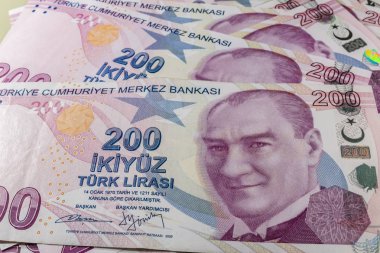 iki yüz türk lirasına yakın. Türkiye ekonomisinin en büyük banknot.