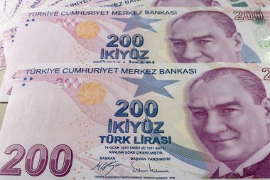 iki yüz türk lirasına yakın. Türkiye ekonomisinin en büyük banknot.