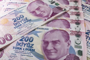iki yüz türk lirasına yakın. Türkiye ekonomisinin en büyük banknot.