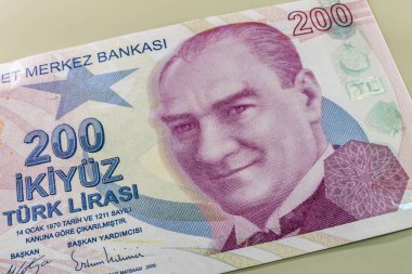 iki yüz türk lirasına yakın. Türkiye ekonomisinin en büyük banknot.