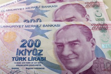 iki yüz türk lirasına yakın. Türkiye ekonomisinin en büyük banknot.
