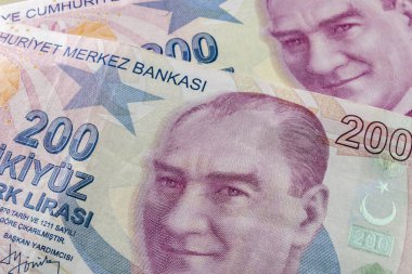 iki yüz türk lirasına yakın. Türkiye ekonomisinin en büyük banknot.