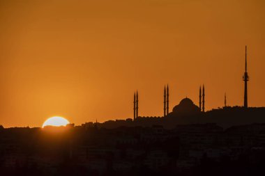 çamlıca,istanbul,turkey-may 22,2019.gündoğumu ve İstanbul çamlıca camii ile şehir silueti