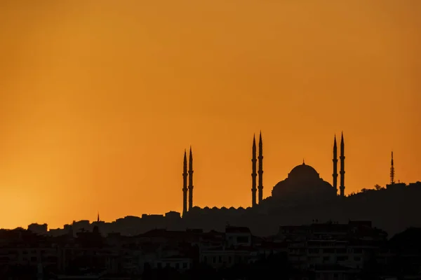 Camlica Istanbul Turkey May 2019 Amanecer Silueta Ciudad Con Mezquita — Foto de Stock