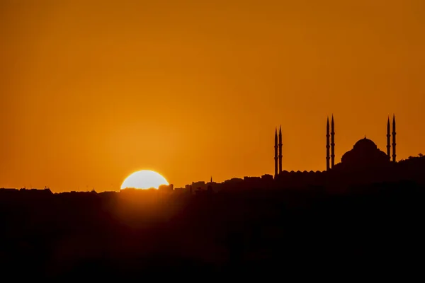 Camlica Istanbul Turkey May 2019 Amanecer Silueta Ciudad Con Mezquita —  Fotos de Stock