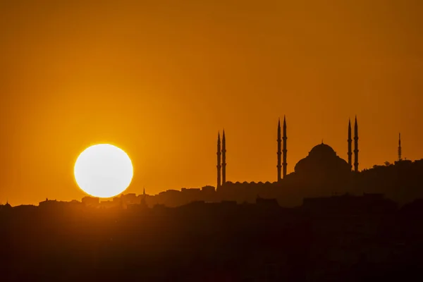 Camlica Istanbul Turkey May 2019 Sunrise City Silhouette Camlica Mosque — стоковое фото