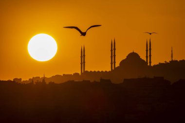 çamlıca,istanbul,turkey-may 22,2019.gündoğumu ve İstanbul çamlıca camii ile şehir silueti